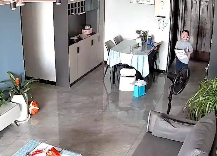 Con nghỉ hè ở nhà một mình, cảnh tượng camera giám sát ghi lại được khiến mẹ nghẹn lời - 2