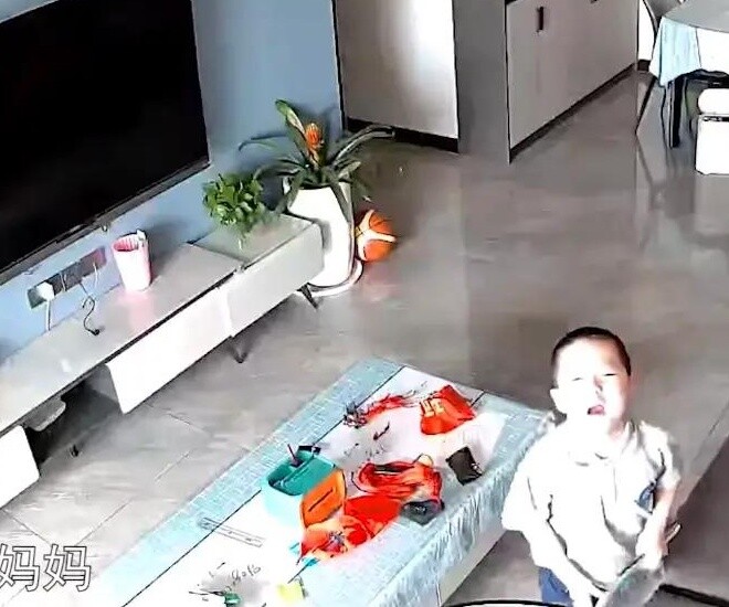 Con nghỉ hè ở nhà một mình, cảnh tượng camera giám sát ghi lại được khiến mẹ nghẹn lời - 1