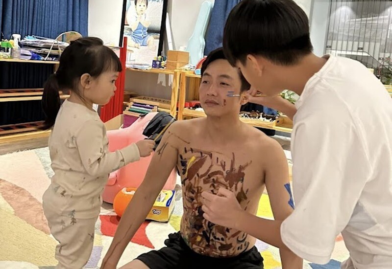 Nhiều nghiên cứu khoa học đã chỉ ra rằng hoạt động vui chơi giữa bố mẹ và con cái không chỉ là giây phút vui vẻ trong cuộc sống mà còn giúp ích rất nhiều cho sự phát triển toàn diện của trẻ, đặc biệt là sự phát triển trí thông minh và tăng gắn kết tình cảm.