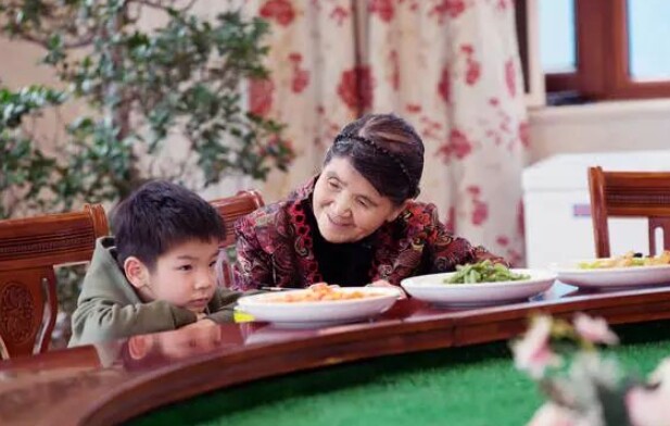 Giao con cho mẹ chồng chăm trong biệt thự rộng như sân vận động, nữ DV xấu hổ ngày về thăm - 8