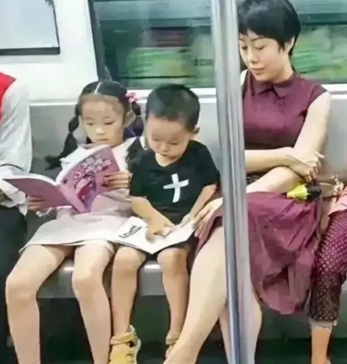 Khung cảnh trái ngược trên tàu điện cho thấy sự khác biệt rõ rệt trong cách nuôi dạy con - 2