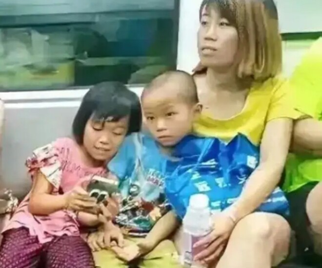 Khung cảnh trái ngược trên tàu điện cho thấy sự khác biệt rõ rệt trong cách nuôi dạy con - 1