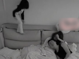 "Con mau ngủ đi, tí bố mẹ còn việc phải làm!", bé gái đáp 1 câu khiến phụ huynh bật cười
