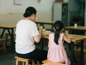 Hai mẹ con ăn một bát mì trong cửa hàng, vừa rời đi, chủ quán "tiên tri" một câu về tương lai của người mẹ