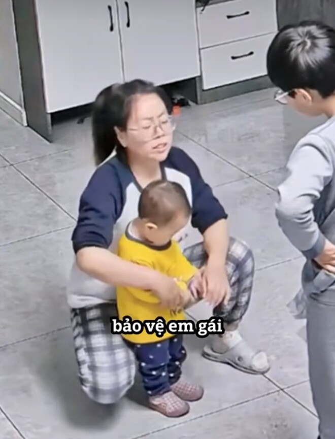 Cậu bé tức giận vì bị em gái xé nát bài kiểm tra, mẹ ra sức bênh em, hành xử ngược lại của bố đáng học hỏi - 4