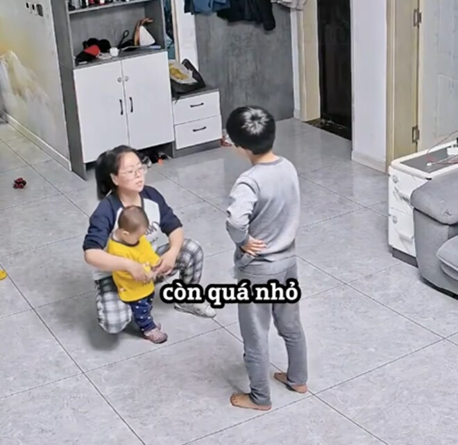 Cậu bé tức giận vì bị em gái xé nát bài kiểm tra, mẹ ra sức bênh em, hành xử ngược lại của bố đáng học hỏi - 3