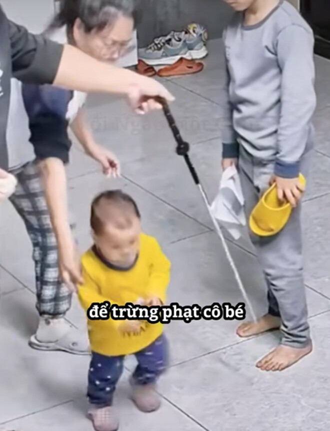 Cậu bé tức giận vì bị em gái xé nát bài kiểm tra, mẹ ra sức bênh em, hành xử ngược lại của bố đáng học hỏi - 7