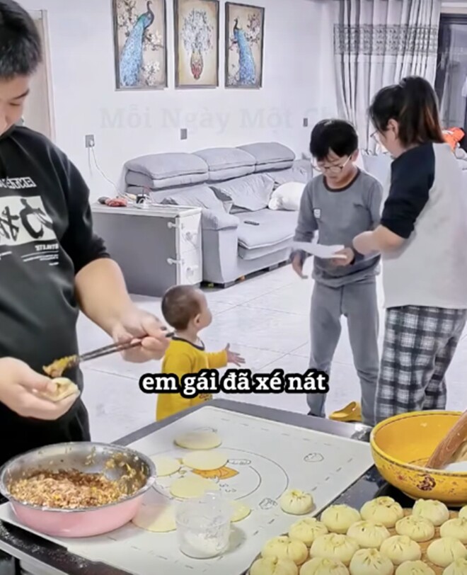 Cậu bé tức giận vì bị em gái xé nát bài kiểm tra, mẹ ra sức bênh em, hành xử ngược lại của bố đáng học hỏi - 2