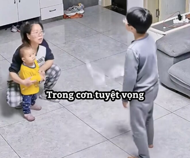 Cậu bé tức giận vì bị em gái xé nát bài kiểm tra, mẹ ra sức bênh em, hành xử ngược lại của bố đáng học hỏi - 1
