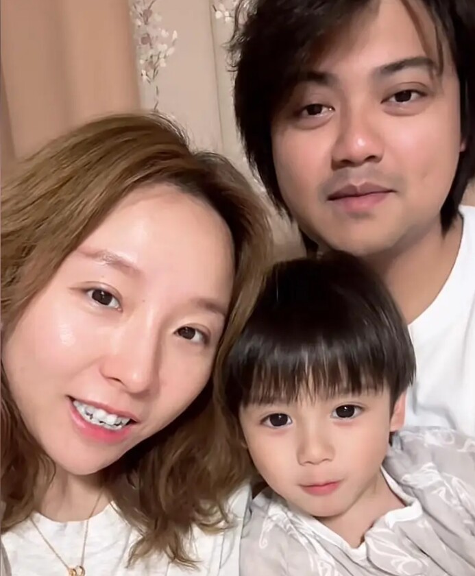 Mẹ bật khóc vì con chào đời quá xấu xí, 4 năm sau đứa trẻ đẹp như em bé lai, làm mẫu nhí đắt show - 4