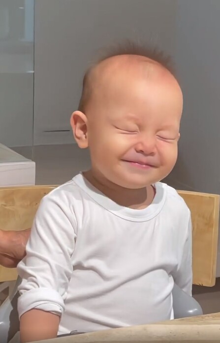 Đang ốm nhưng em cũng phải dễ thương nha.