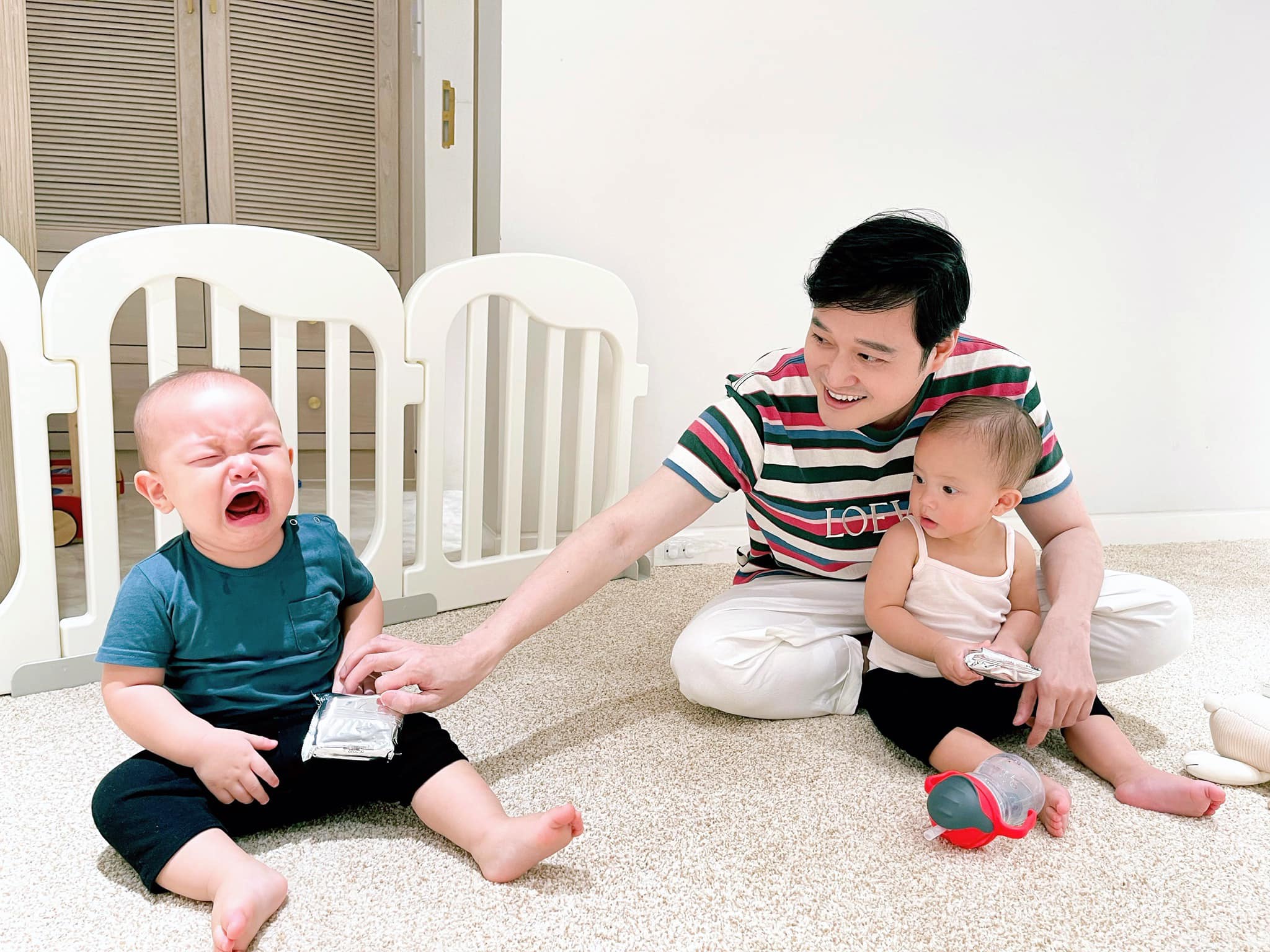 Mình không được bế, mình dỗi.