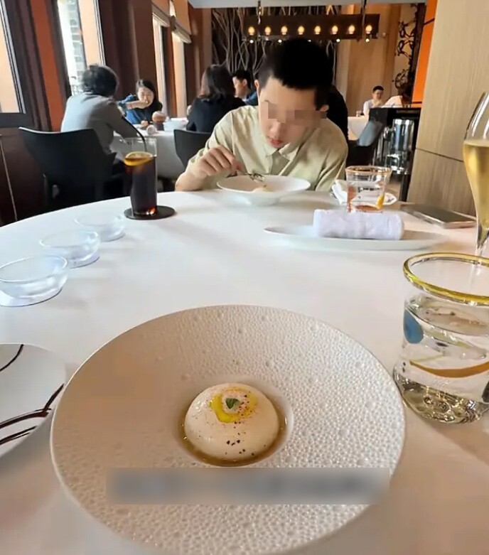 Chi 16 triệu đồng dẫn con trai vào nhà hàng ăn món xa hoa, người mẹ nhận cái kết đắng - 4