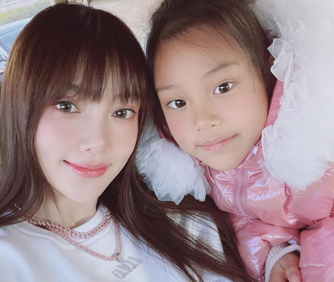 Mẹ đơn thân tài sản nghìn tỷ thanh lý quần áo cũ của con gái, nhìn giá tiền không ai mua còn mắng: Khoe của! - 1