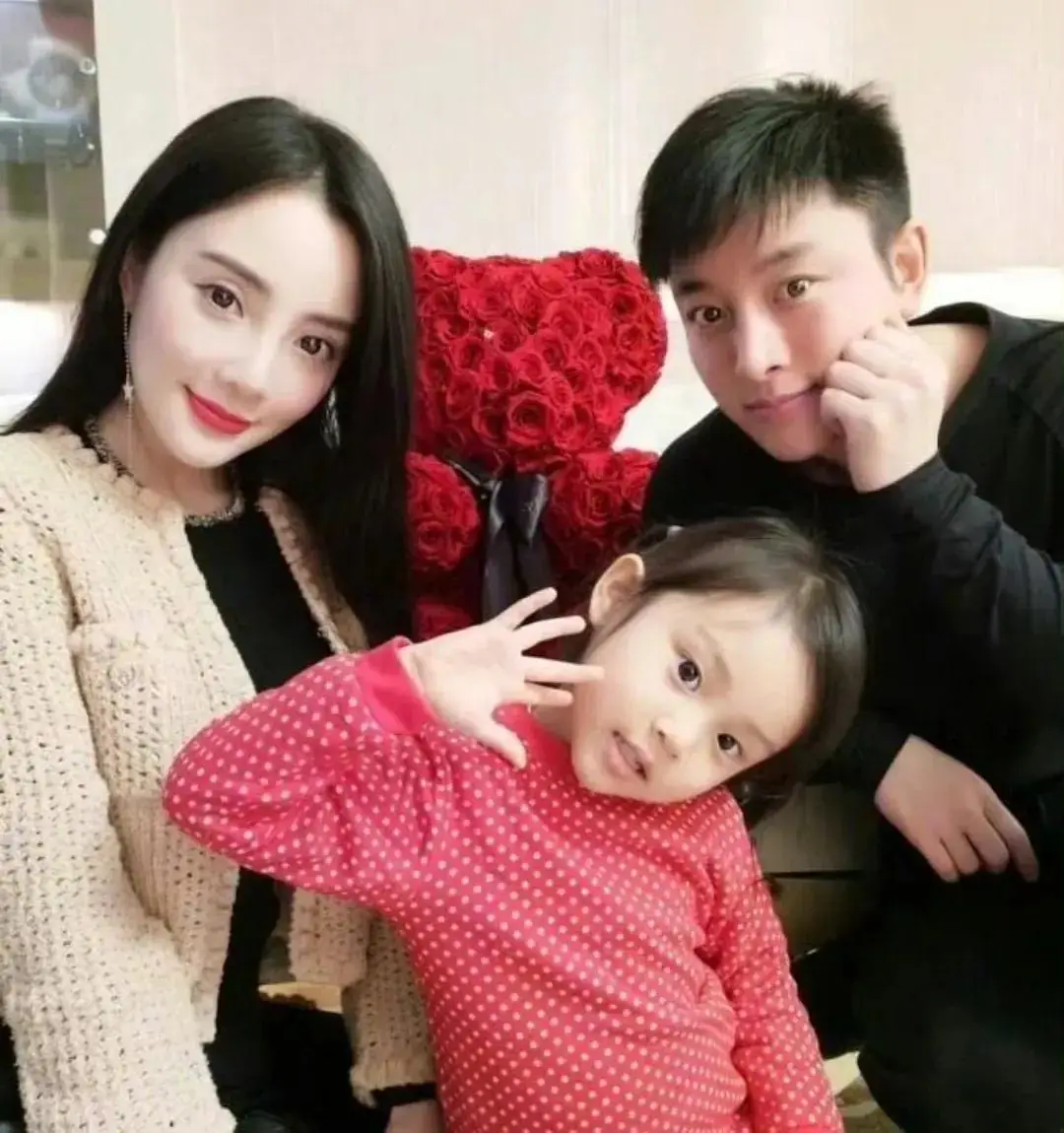 Để theo đuôi Lý Tiểu lộ, Giải Nãi Lượng mất một thời gian dài. Cặp đôi có 1 cô con gái sau cuộc hôn nhân 7 năm.