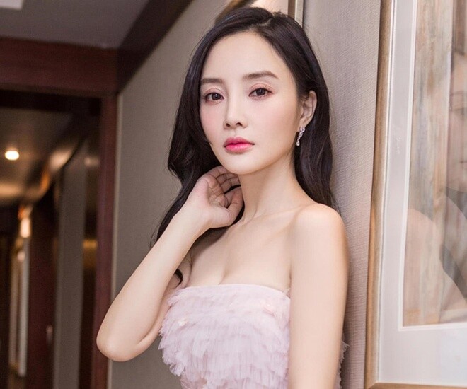 Lý Tiểu Lộ là nữ diễn viên nổi tiếng tại Trung Quốc, tham gia giải trí từ khi còn nhỏ và sinh ra trong một gia đình giàu có.