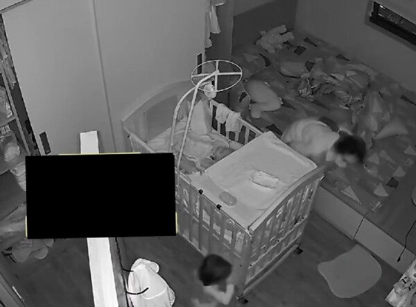 Cô bé vội nấp vì sợ mẹ phát hiện, có thể sẽ mắng.