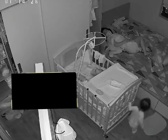 Con gái vì quá nhớ mẹ nên sang phòng tìm mẹ.