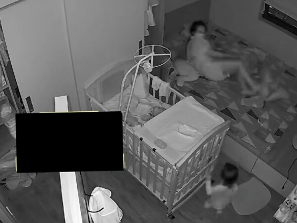 Người mẹ phát hiện có ai đó vào phòng nên cũng ngồi dậy xem.