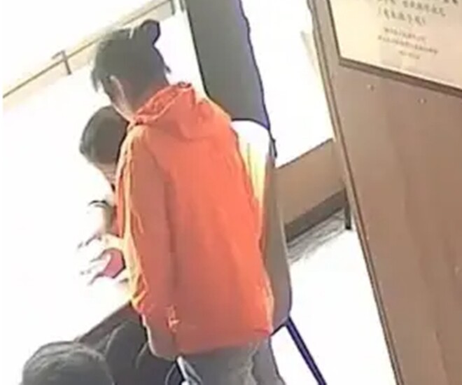 Mẹ và con gái vào nhà hàng gọi 3 món nhưng không đụng đũa suốt 1 giờ, ông chủ âm thầm gọi cảnh sát - 1