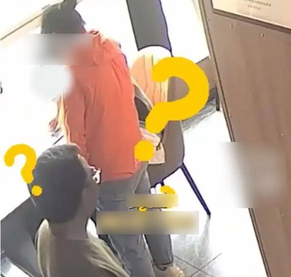 Mẹ và con gái vào nhà hàng gọi 3 món nhưng không đụng đũa suốt 1 giờ, ông chủ âm thầm gọi cảnh sát - 2