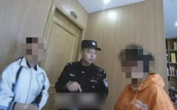 Mẹ và con gái vào nhà hàng gọi 3 món nhưng không đụng đũa suốt 1 giờ, ông chủ âm thầm gọi cảnh sát - 3