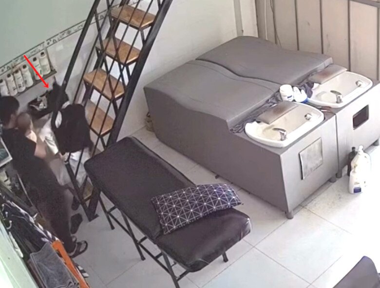 Dù người đàn ông đã đỡ đứa trẻ dậy nhưng bà mẹ vẫn còn rất đau đớn.