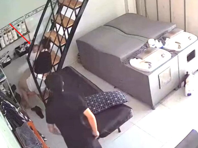 Mẹ Việt ngã từ trên tầng cao xuống đất, gặp nguy hiểm nhưng tay vẫn giữ chặt bảo vệ con - 2