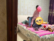 Yêu con - Bà nội gửi ảnh chồng chăm con gái, vợ xúc động khi nhìn thấy thứ anh đang cầm trên tay