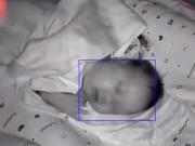 Yêu con - Mẹ ra ngoài để con ở nhà với bố, xem camera thấy cảnh tượng hãi hùng với đứa trẻ