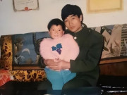 Yêu con - Đứa trẻ bị bỏ rơi ở thùng rác bệnh viện được nhận nuôi, cuộc sống khó tin sau 24 năm khi bố mẹ ruột đại gia tìm đến