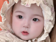 Yêu con - Bé gái Hà Nội xinh như thiên thần, mẹ ruột hot girl 2001 hai năm sinh hai con dáng vẫn nõn nà