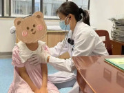Yêu con - Bé gái 9 tuổi dậy thì sớm vì một thói quen sai lầm khi ăn mà nhiều trẻ em Việt mắc phải
