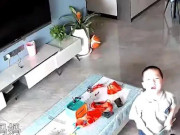 Yêu con - Con nghỉ hè ở nhà một mình, cảnh tượng camera giám sát ghi lại được khiến mẹ nghẹn lời