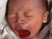 Yêu con - Mẹ bật khóc vì con chào đời quá xấu xí, 4 năm sau đứa trẻ đẹp như em bé lai, làm mẫu nhí đắt show