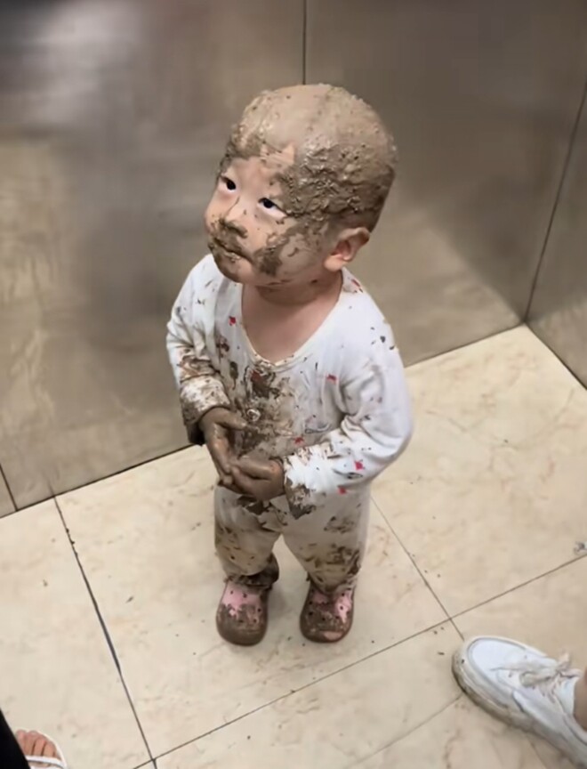Con làm thế này, làm sao mẹ còn nhận ra con nữa.