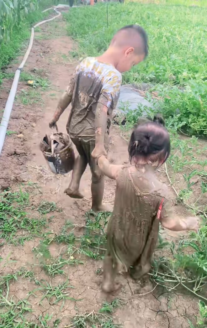 Có bàn chân lặng lẽ....