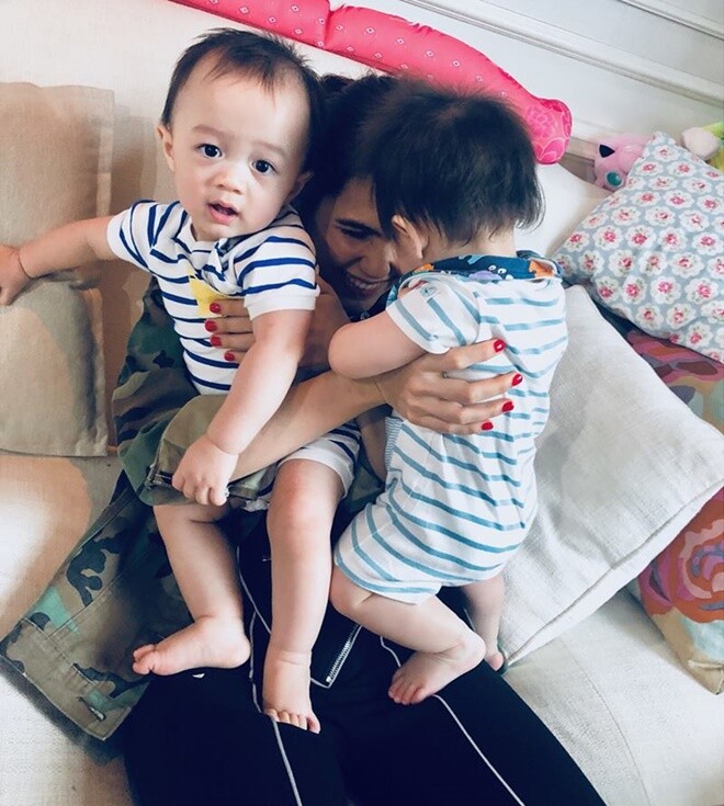 Dù nổi tiếng và giàu có nhưng Chompoo Araya cũng tất bật chăm con như bao mẹ bỉm.