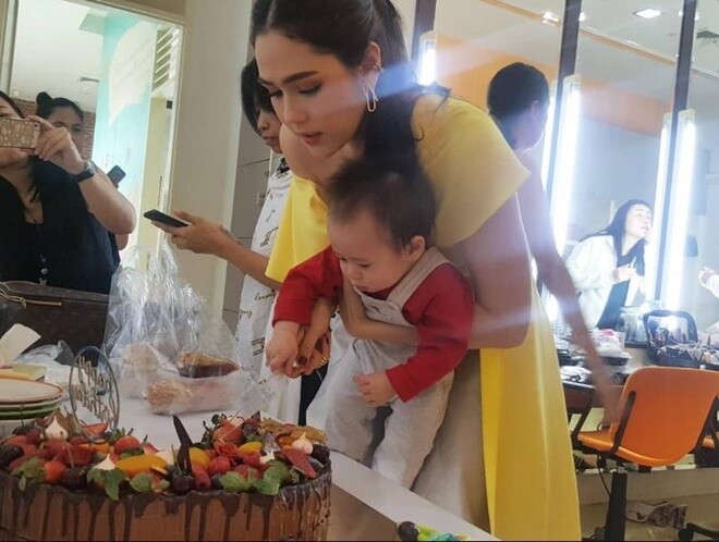 Cô luôn muốn tự tay chăm con để mang đến những điều tốt đẹp nhất cho các bé.