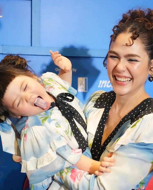 Trang mạng xã hội của Chompoo Araya có nhiều ảnh con cái hơn ảnh đẹp của bản thân.