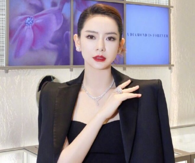 Nữ DV chi hơn 3,5 tỷ đồng sinh con quốc tịch Mỹ, chỉ dùng nước nhập khẩu pha sữa cho con vì một lý do - 1