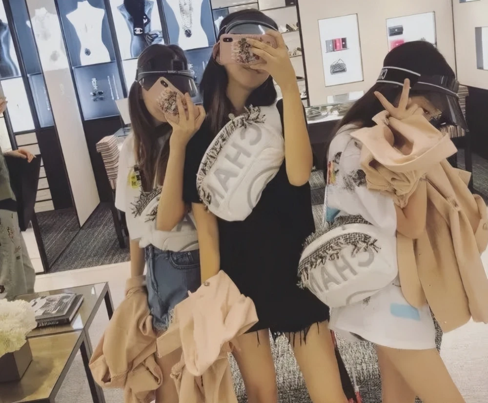 Cô bé 12 tuổi Lý Yên khiến nhiều người hoảng hốt vì độ tiêu tiền.