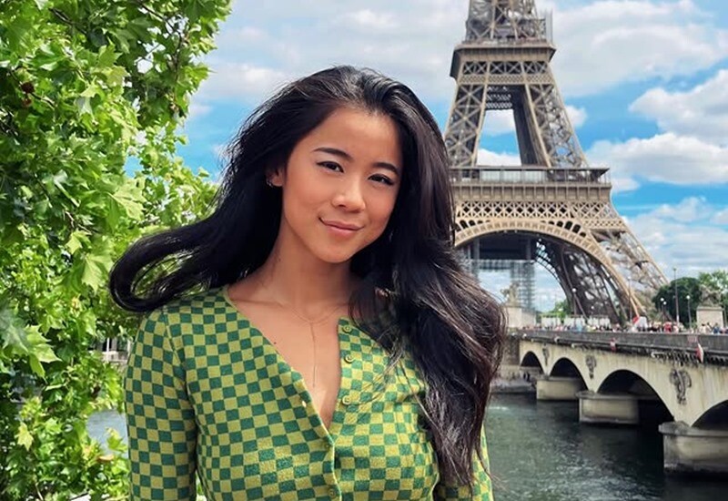 Lewis tiết lộ, cô sống trong gia đình có bố mẹ là Mỹ, họ không phàn nàn gì về phong cách ăn mặc gợi cảm, sành điệu của con gái. Chính vì thế, nữ diễn viên gốc Á được thoải mái là chính mình, thỏa sức phát triển và theo đuổi đam mê.
