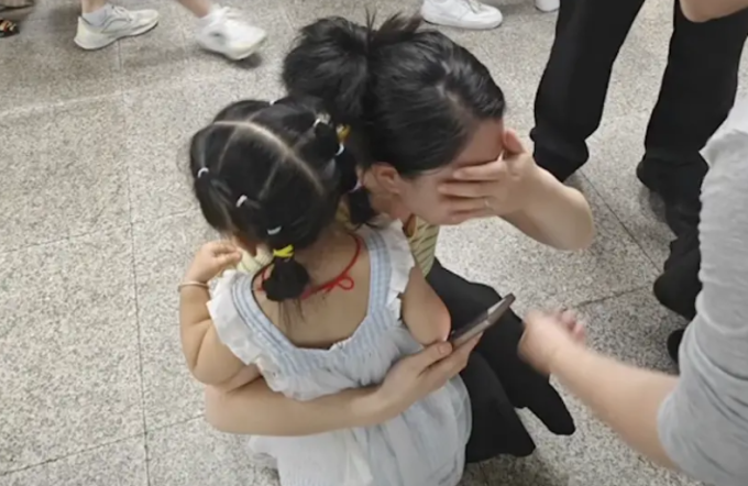 Thấy bé gái trên mạng giống hệt con mình, người mẹ đòi xét nghiệm ADN và cái kết đau lòng - 2