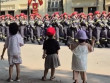 Hành động của 3 đứa trẻ khi đoàn diễu binh 30/4 đi ngang qua gây sốt MXH Việt