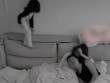 "Con mau ngủ đi, tí bố mẹ còn việc phải làm!", bé gái đáp 1 câu khiến phụ huynh bật cười
