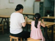 Hai mẹ con ăn một bát mì trong cửa hàng, vừa rời đi, chủ quán "tiên tri" một câu về tương lai của người mẹ