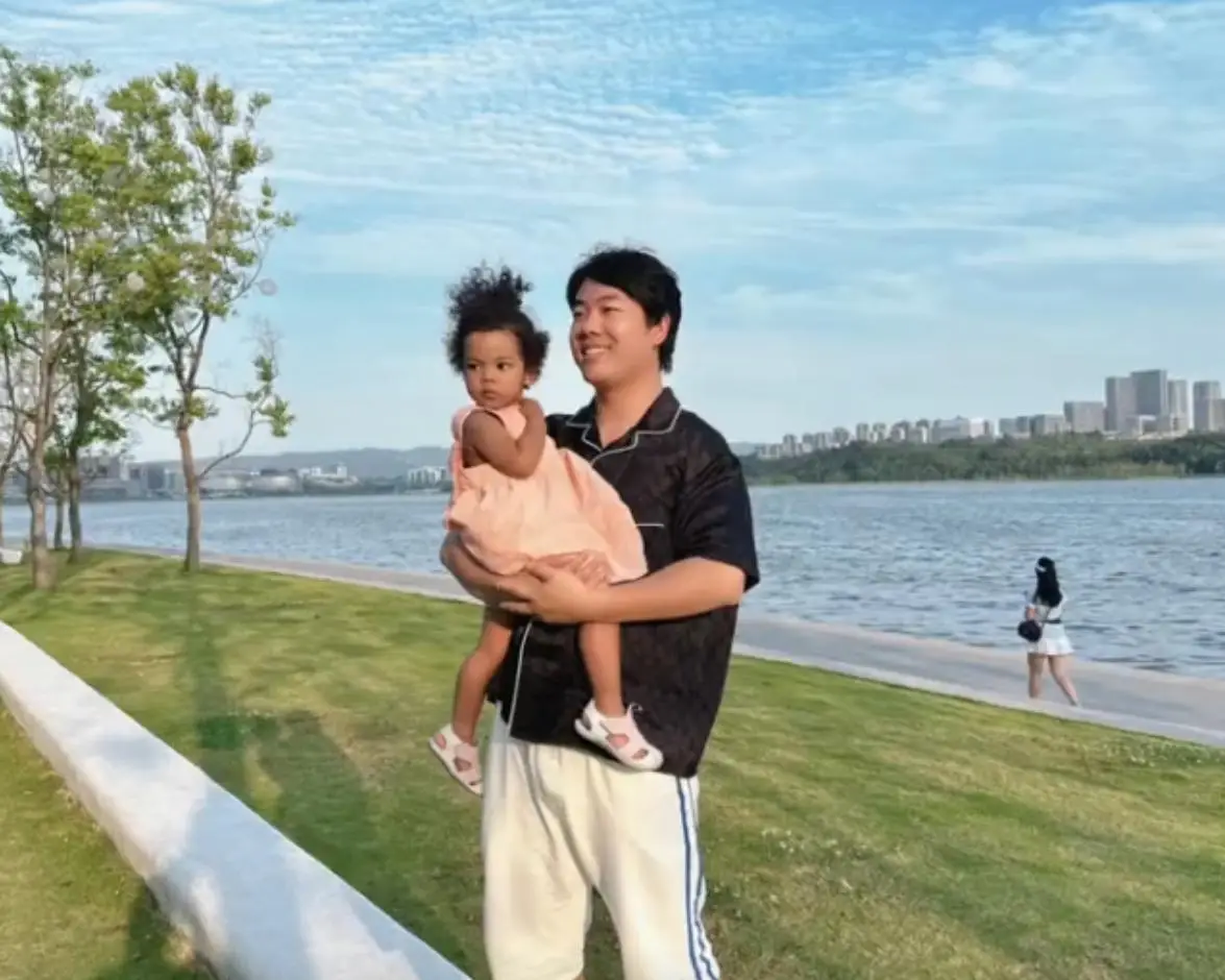 Tiểu thư châu Phi sinh con với chồng da trắng, con gái lai đẹp hoàn hảo rất nổi tiếng trên MXH - 7