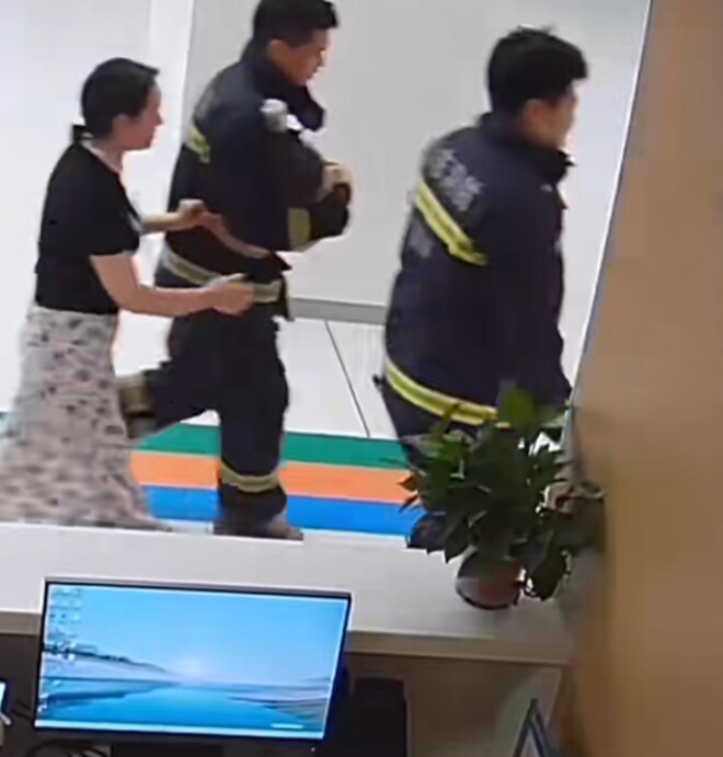 Chồng đưa con người phụ nữ khác đi viện bất ngờ gặp vợ đang chăm con ốm, phản ứng sau đó ai cũng khen - 3