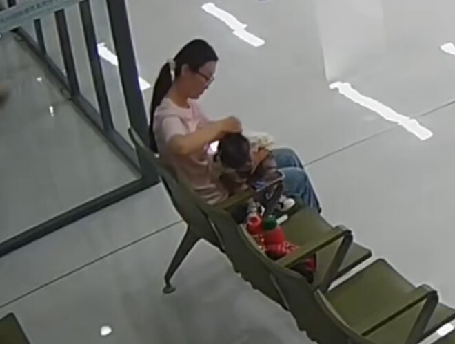 Chồng đưa con người phụ nữ khác đi viện bất ngờ gặp vợ đang chăm con ốm, phản ứng sau đó ai cũng khen - 1